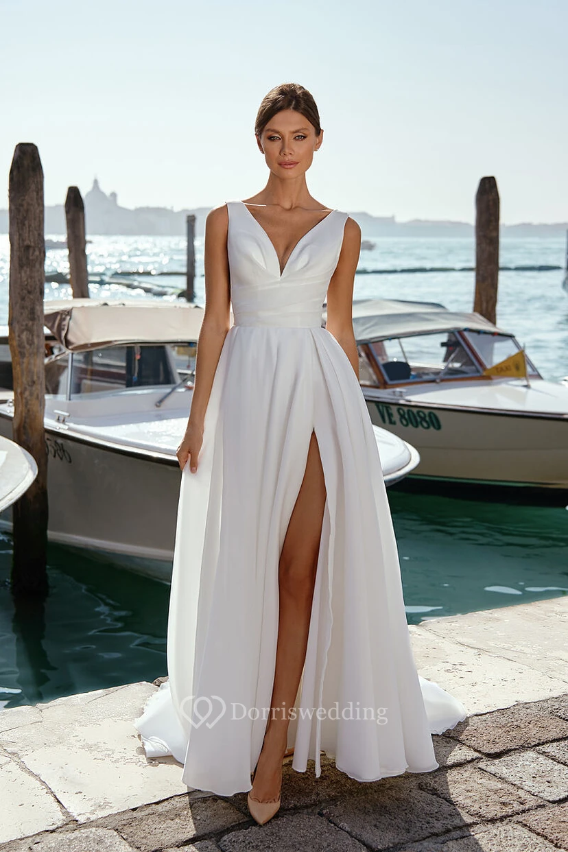 Schlichtes, ärmelloses Brautkleid mit V-Ausschnitt, sexy Schlitz vorne, Empire-Stil und Raffungen