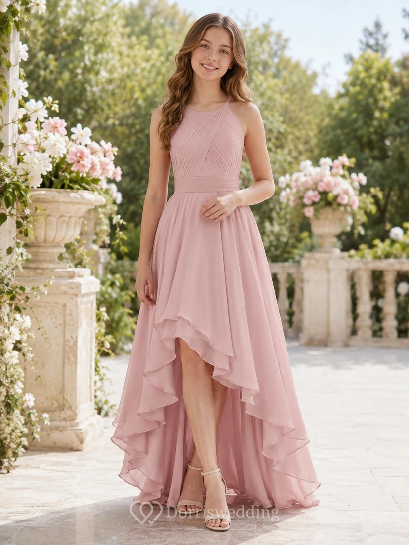 Vestido de dama de honor juvenil rosa ruborizado, corte A, escote halter, sin mangas, bajo asimétrico, gasa con volantes, estilo romántico.