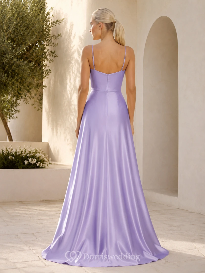 Robe de mariée fourreau en satin lilas à col bénitier, bretelles spaghetti et dos nu, en satin, coupe fourreau. view 2