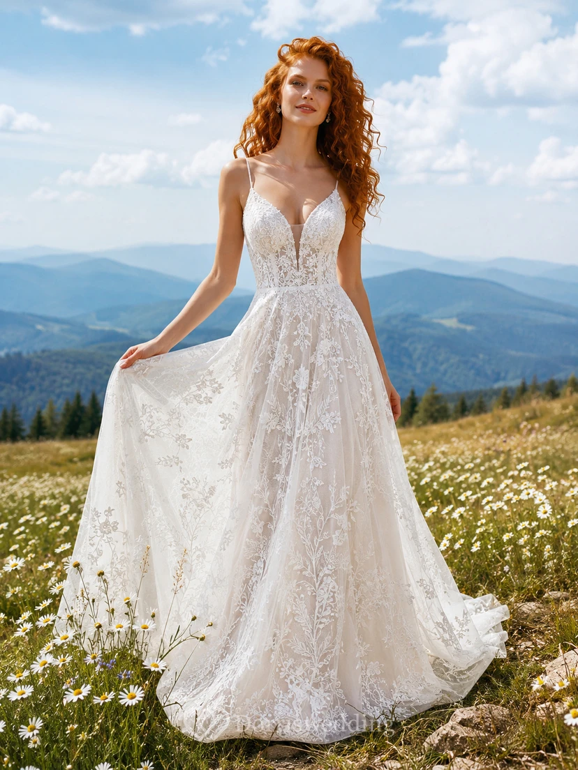 Robe de mariée champêtre en tulle, coupe trapèze, col en V, manches papillon, traîne chapelle, dos nu plongeant.