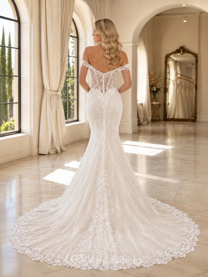 Robe de mariée sirène en dentelle fine, épaules dénudées, manches courtes, traîne chapelle, ornée d'appliqués floraux, style jardin. view 2