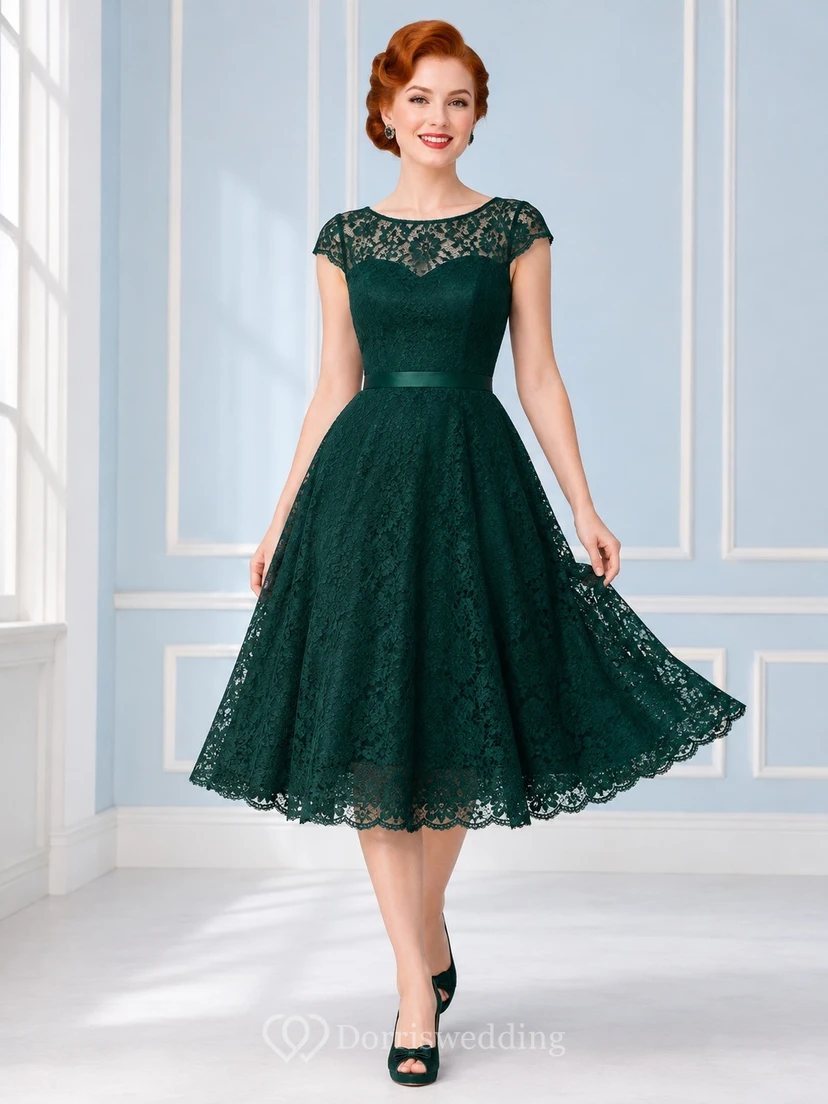 Vestido de cóctel vintage verde oscuro de encaje con mangas cortas, corte en A, cuello festoneado y largo hasta la rodilla.