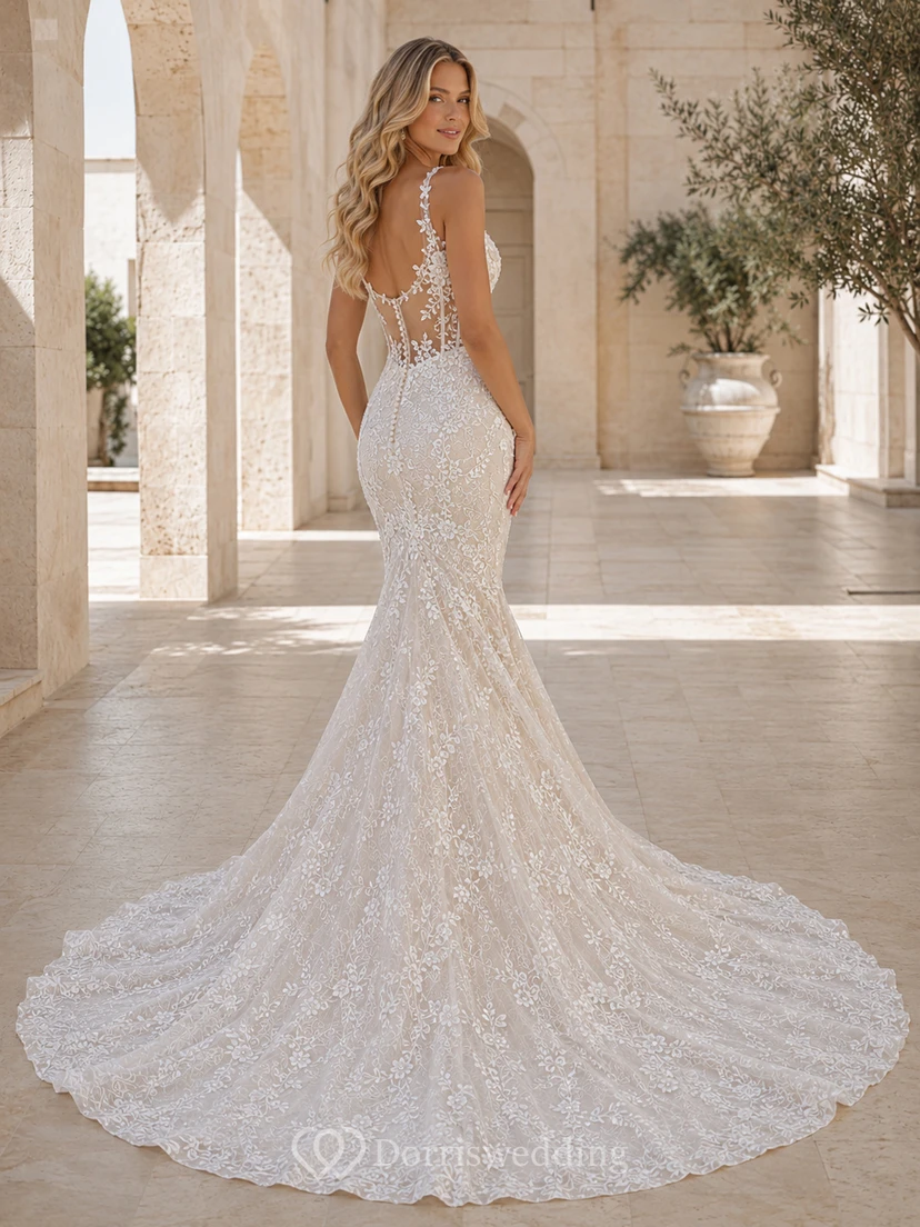 Robe de mariée sirène sans manches en dentelle majestueuse, décolleté en V profond, traîne chapelle et applications florales. Galerie Bridal. view 2
