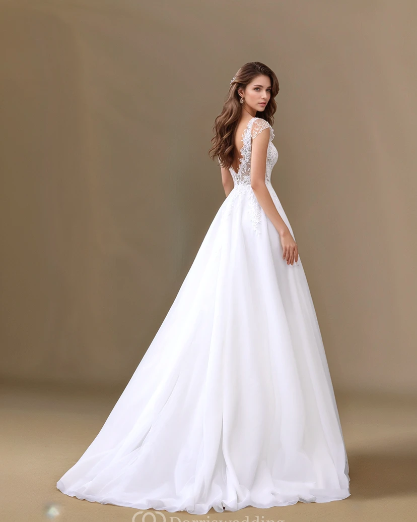 Robe de mariée sans manches en tulle, coupe empire, décolleté en V et bustier en dentelle view 2