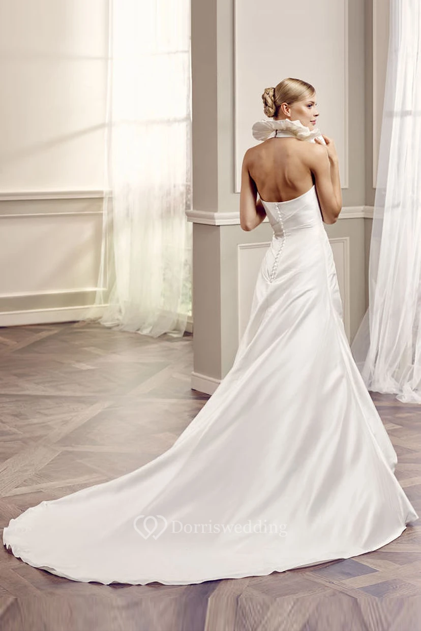 Robe de mariée en satin à volants, sans manches, coupe trapèze, col en V, longueur au sol, dos nu et drapé sur le côté view 2