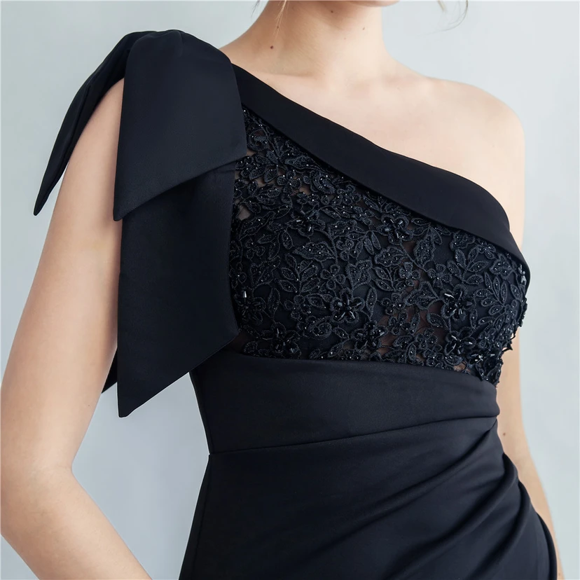 Elegantes Abendkleid aus Spitze mit Strassbesatz, Perlenverzierungen, schräger Schulterpartie, römischem Kragen und Seitenschlitz view 8