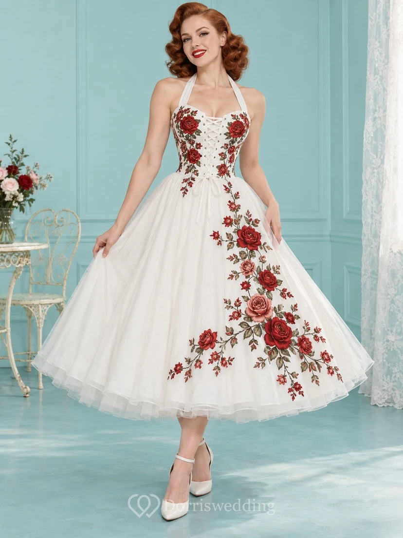 Asymmetrisches, rosenbesticktes Neckholder-Brautkleid in Teelänge mit A-Linien-Tüllrock