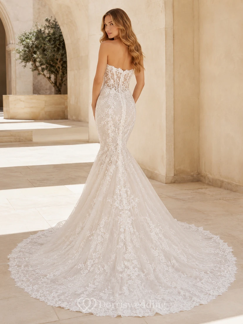 Robe de mariée sirène bustier en dentelle rayonnante, décolleté cœur, traîne chapelle, ornée d'appliques, style jardin. view 2
