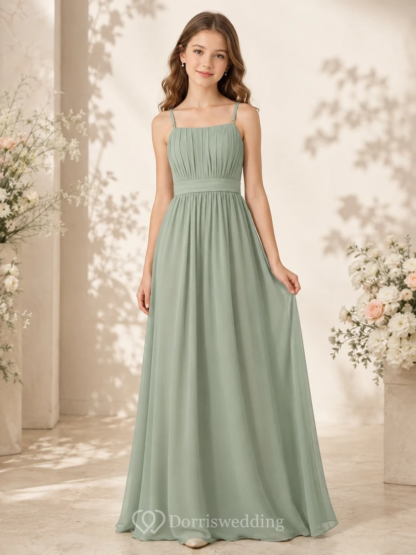 Vestido de dama de honor juvenil color celadón, corte en A, tirantes finos, sin mangas, sencillo.