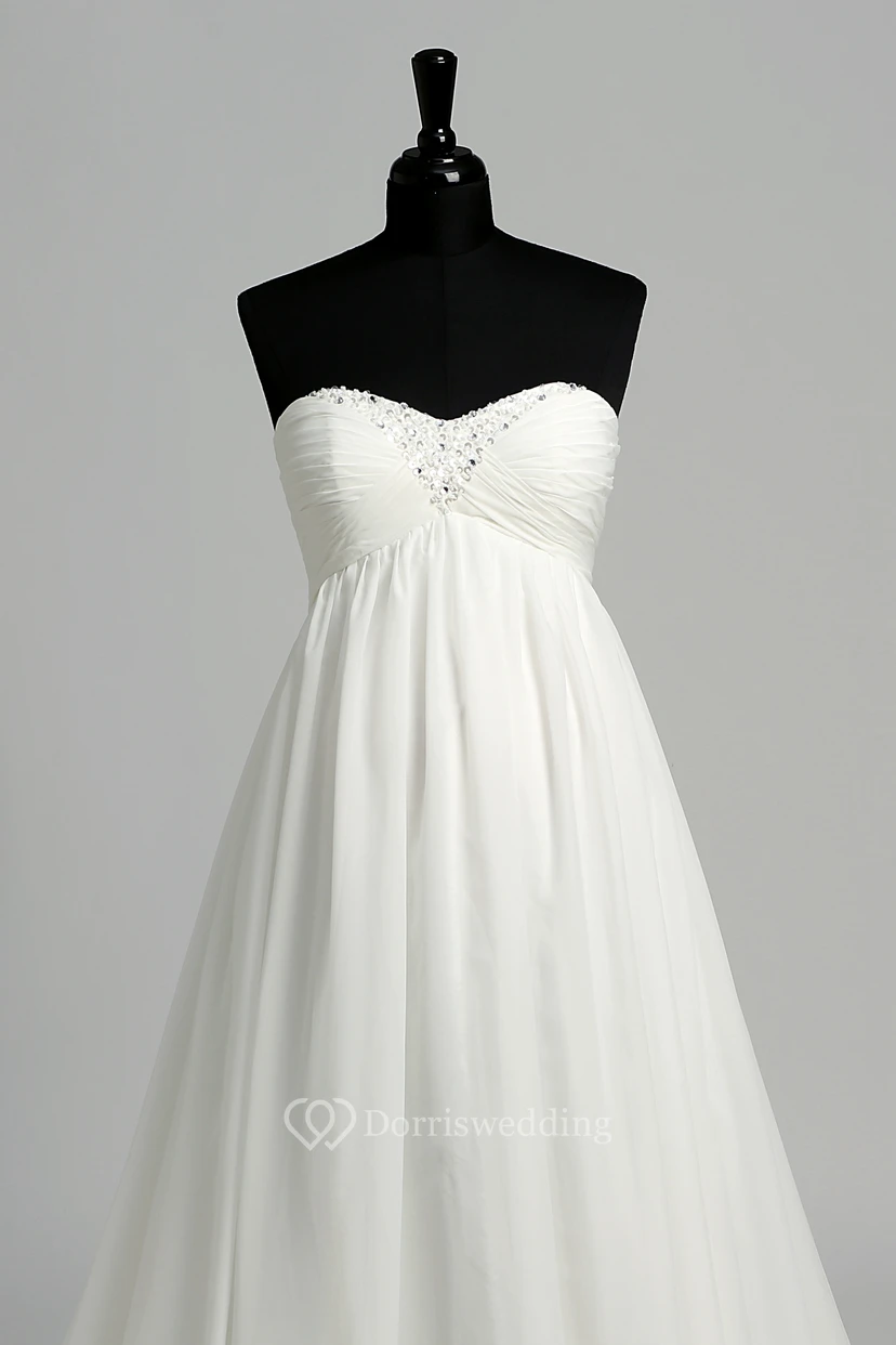 Robe de mariée en mousseline de soie, coupe trapèze, décolleté cœur sans manches, longueur au sol, avec traîne courte. view 4