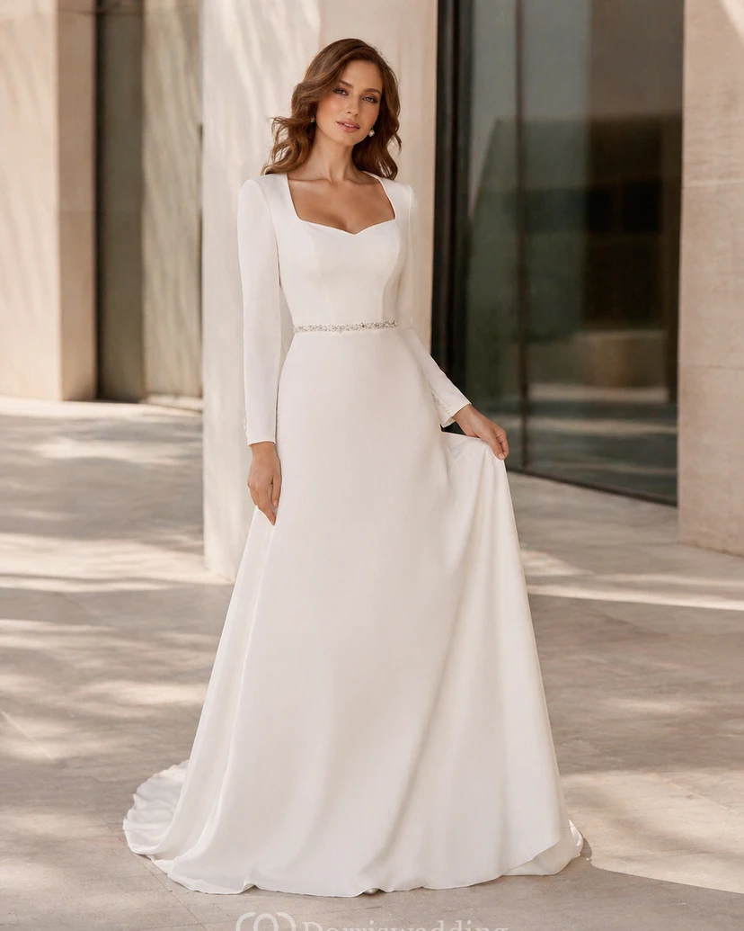 Satin-Brautkleid mit langen Ärmeln, einfarbigem Design, eckigem Ausschnitt und Taillenperlen video preview