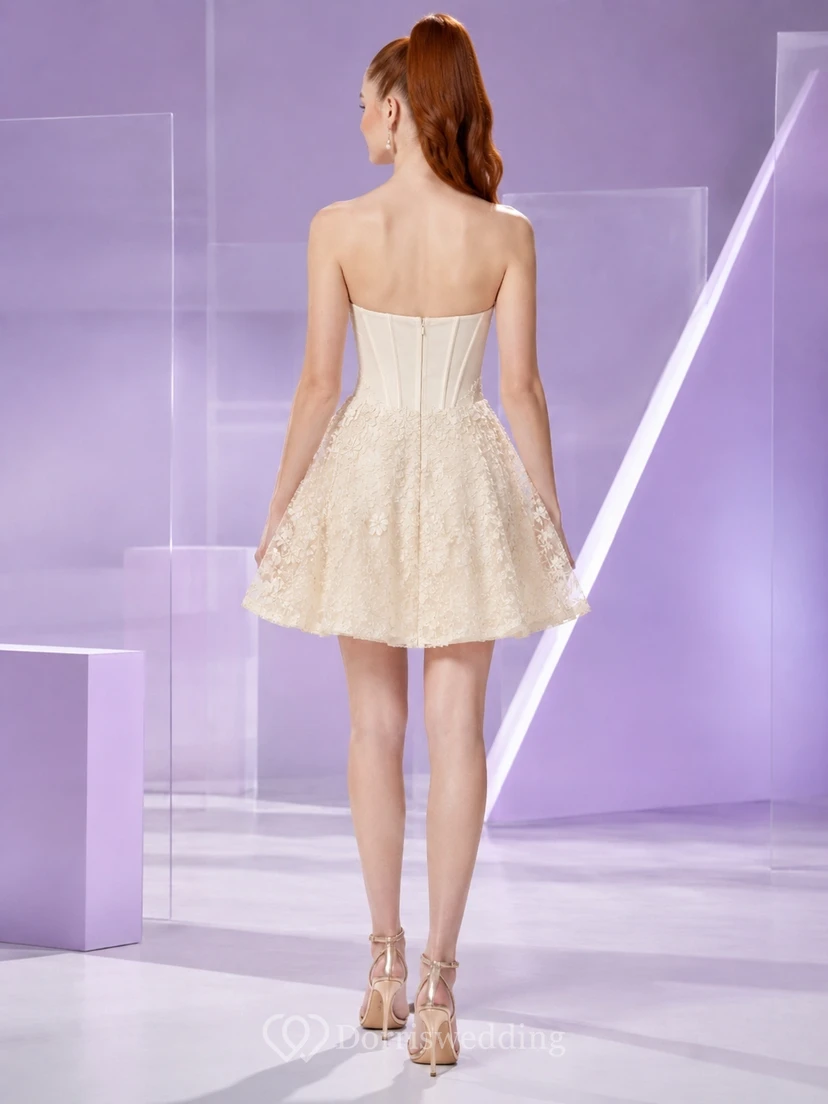Robe de cocktail courte contemporaine ivoire sans bretelles, corset à fleurs et perles, coupe trapèze, idéale pour un bal de fin d'année. view 2