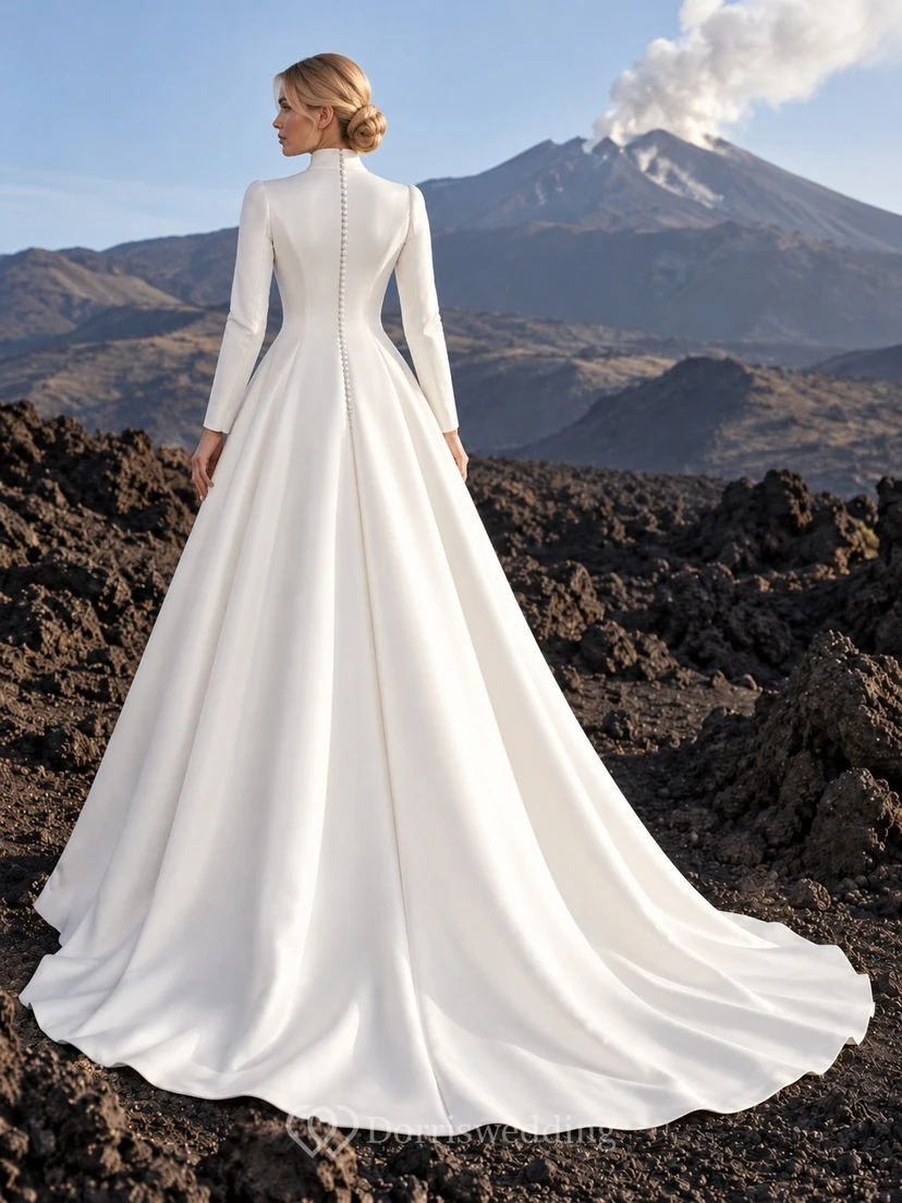 Vestido de novia sencillo, modesto, de corte A, de satén, con cuello alto, manga larga y cola. view 2