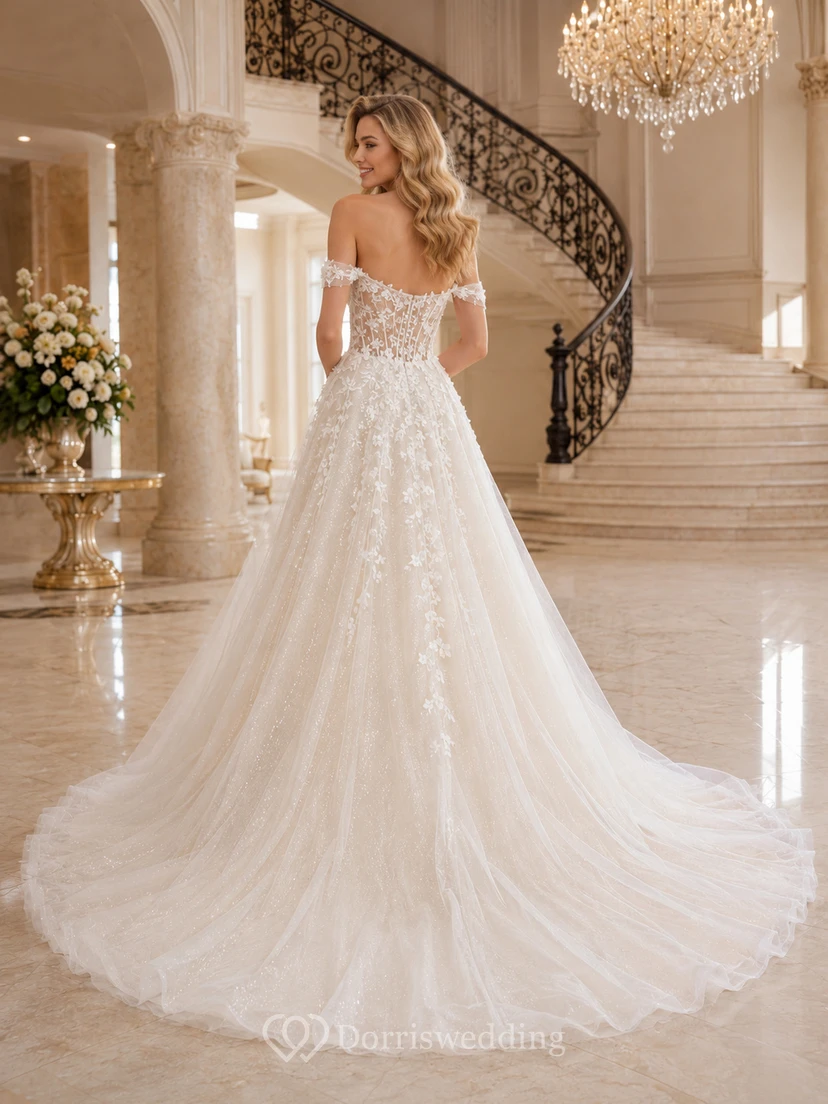Robe de mariée romantique de luxe en dentelle florale à épaules dénudées et coupe trapèze, avec traîne chapelle, style A. view 2