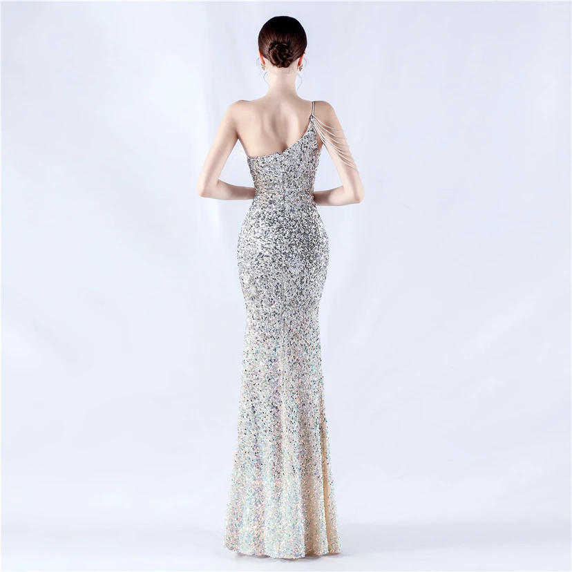 Robe de soirée longue à une épaule, ornée de plumes d'autruche, de perles et de sequins, avec col asymétrique et fente haute. view 45