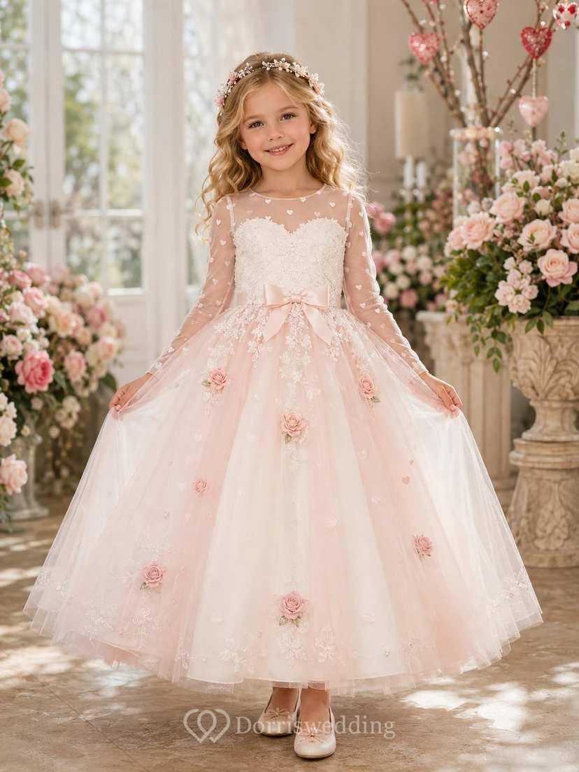 Romantisches, elegantes Blumenmädchenkleid mit hohem Kragen, Illusionsausschnitt, langen Ärmeln und zartrosa Tüllschleife