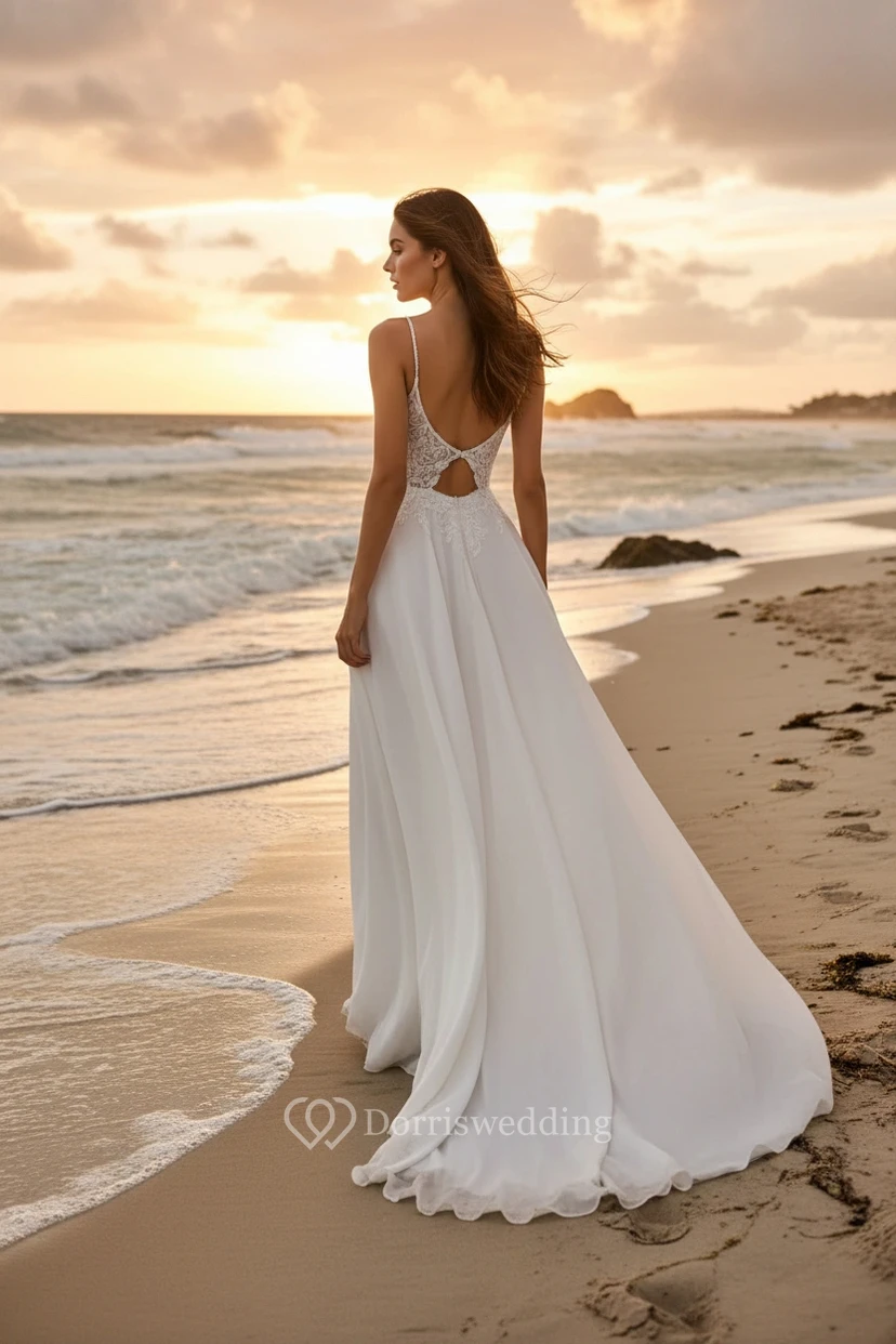 Robe de mariée de plage en mousseline blanche fendue jusqu'à la cuisse, bretelles spaghetti, corsage en dentelle, coupe trapèze. view 2