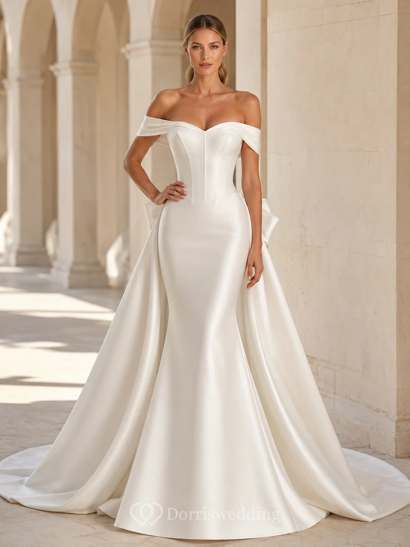 Robe de mariée sirène en satin poli, épaules dénudées, manches courtes, traîne chapelle, dos nu avec nœud, coupe sirène.