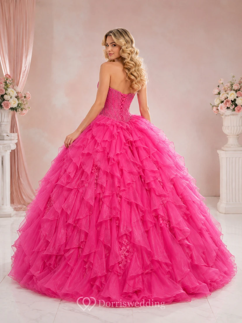 Vestido de princesa de quinceañera de lujo color fucsia, sin tirantes, con escote corazón, volantes escalonados y abalorios. view 2
