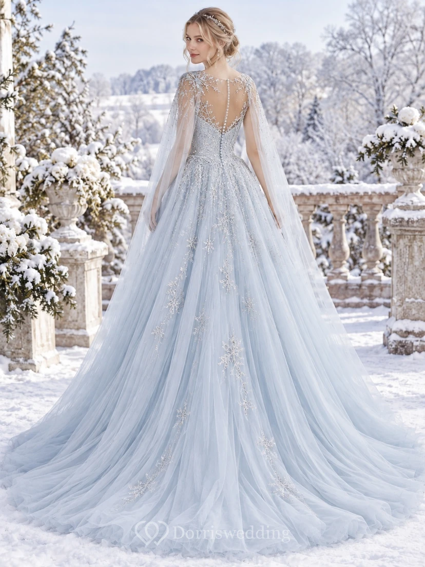 Robe de mariée bleu glacier d'hiver à bustier fleuri en forme de cœur, cape transparente et coupe trapèze view 2
