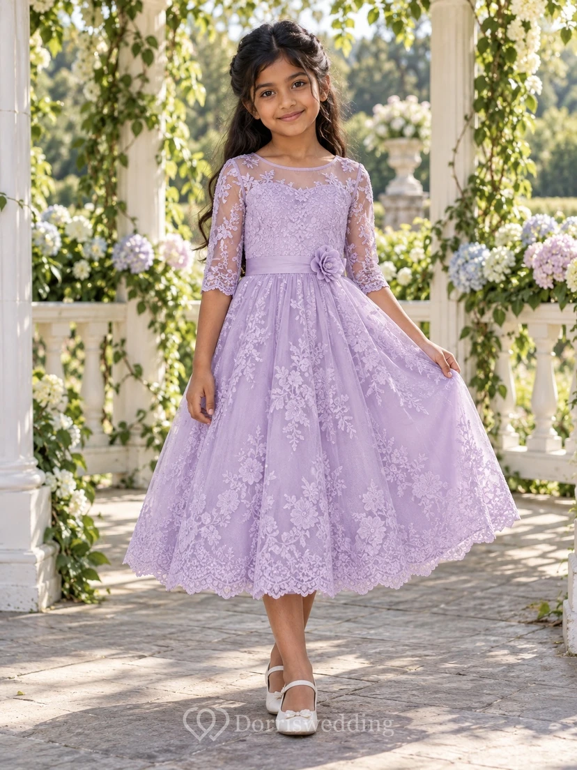 Vestido de niña de flores de corte A, estilo modesto, color lavanda con estampado floral, mangas tres cuartos y borde festoneado.