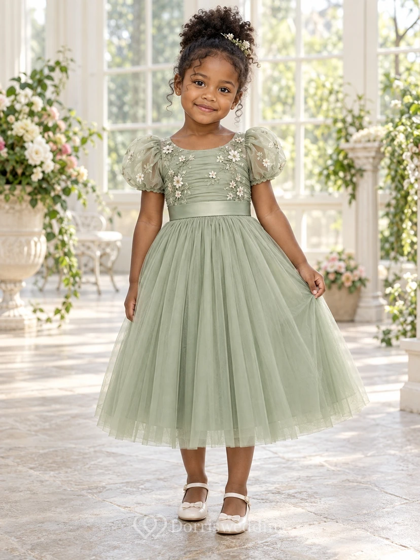 Teelanges, salbeigrünes A-Linien-Kleid aus floralem Tüll mit Puffärmeln, Schärpe und Raffungen für Blumenmädchen