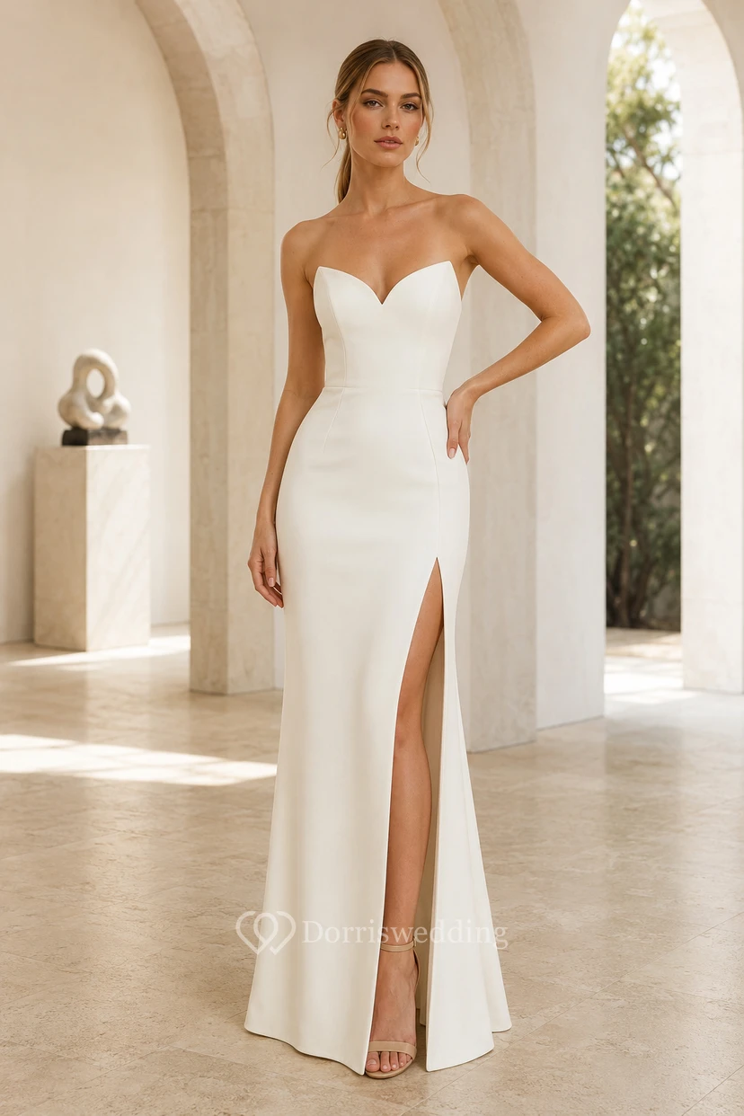 Vestido de noche blanco de satén, corte recto, sin tirantes, escote corazón con abertura, largo hasta el suelo.