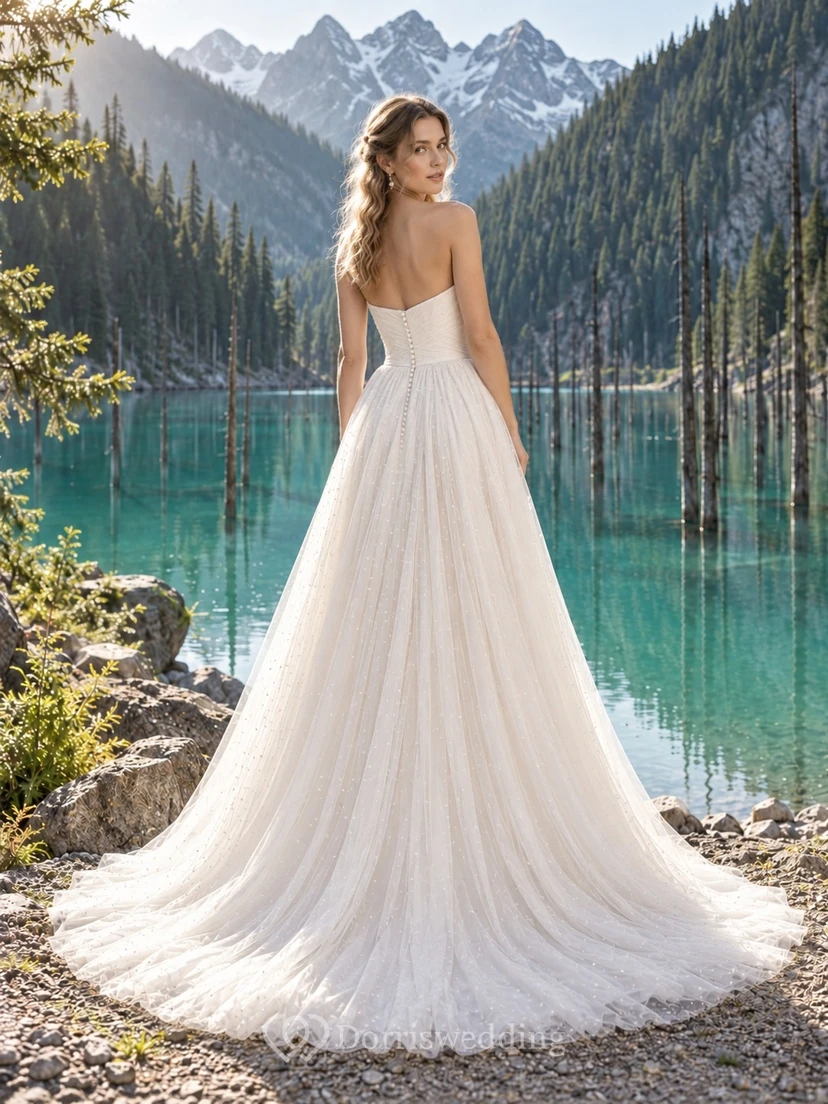 Vestido de novia sencillo de corte A con escote corazón, sin tirantes y de tul. view 2