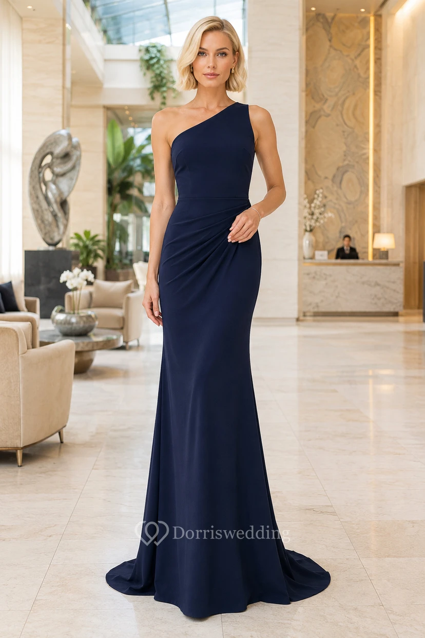 Vestido formal de noche azul marino oscuro de un solo hombro con cintura fruncida y cola.