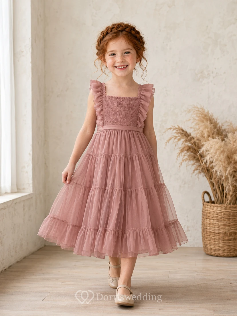 Vestido de niña de las flores, color rosa empolvado, tul, corte en A, escote cuadrado, largo midi, detalle de volantes, falda escalonada.