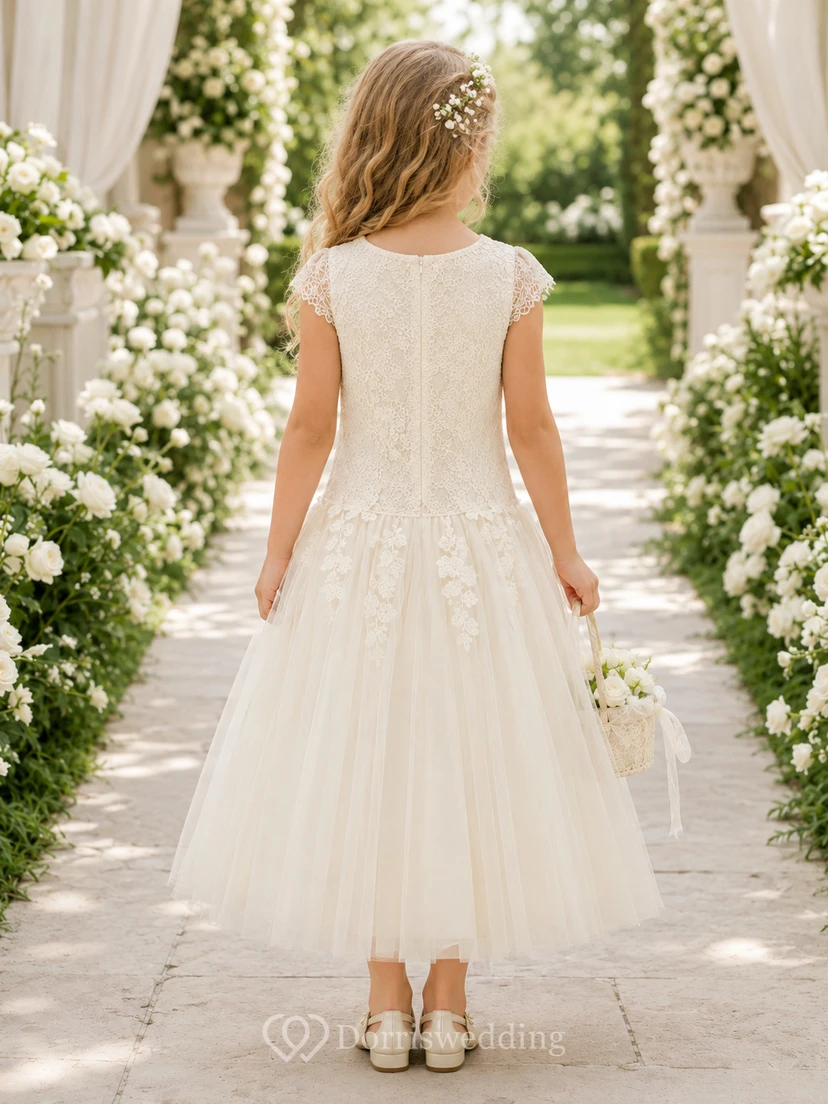 Vestido de niña de flores color marfil con cintura baja, corte en A, encaje y tul, sin mangas, cuello joya, largo midi, ideal para ceremonias en el jardín. view 2