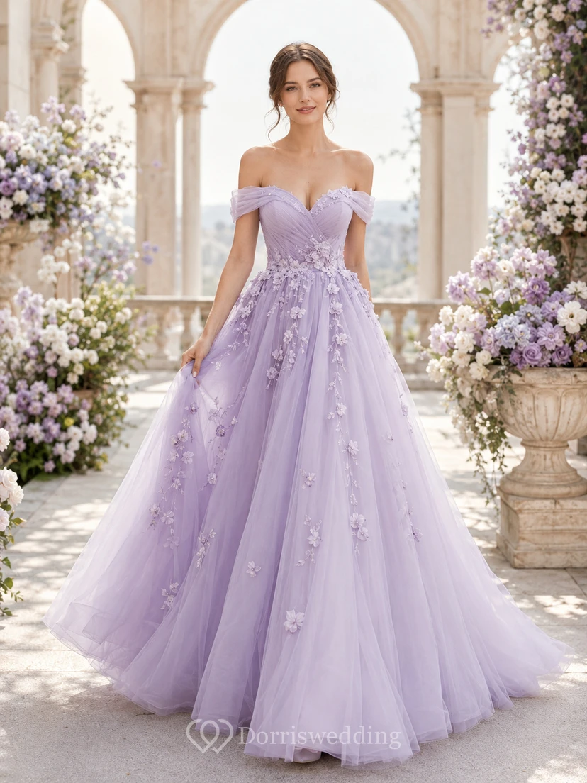 Robe de mariée en tulle lavande à épaules dénudées et appliqués floraux, coupe trapèze, ornée d'une applique florale.