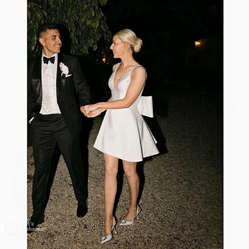 Vestido de noche blanco de corte A con escote en V y lazo.