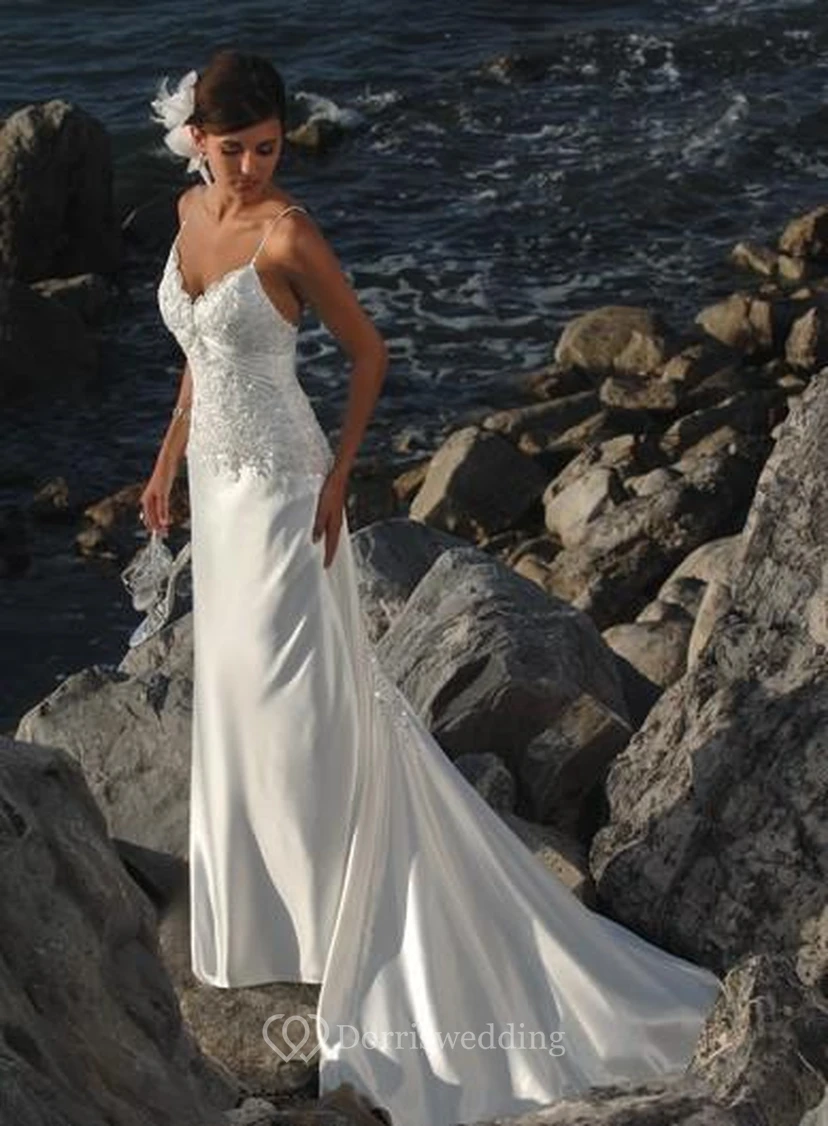 Vestido de novia de satén con tirantes finos estilo tubo para la playa