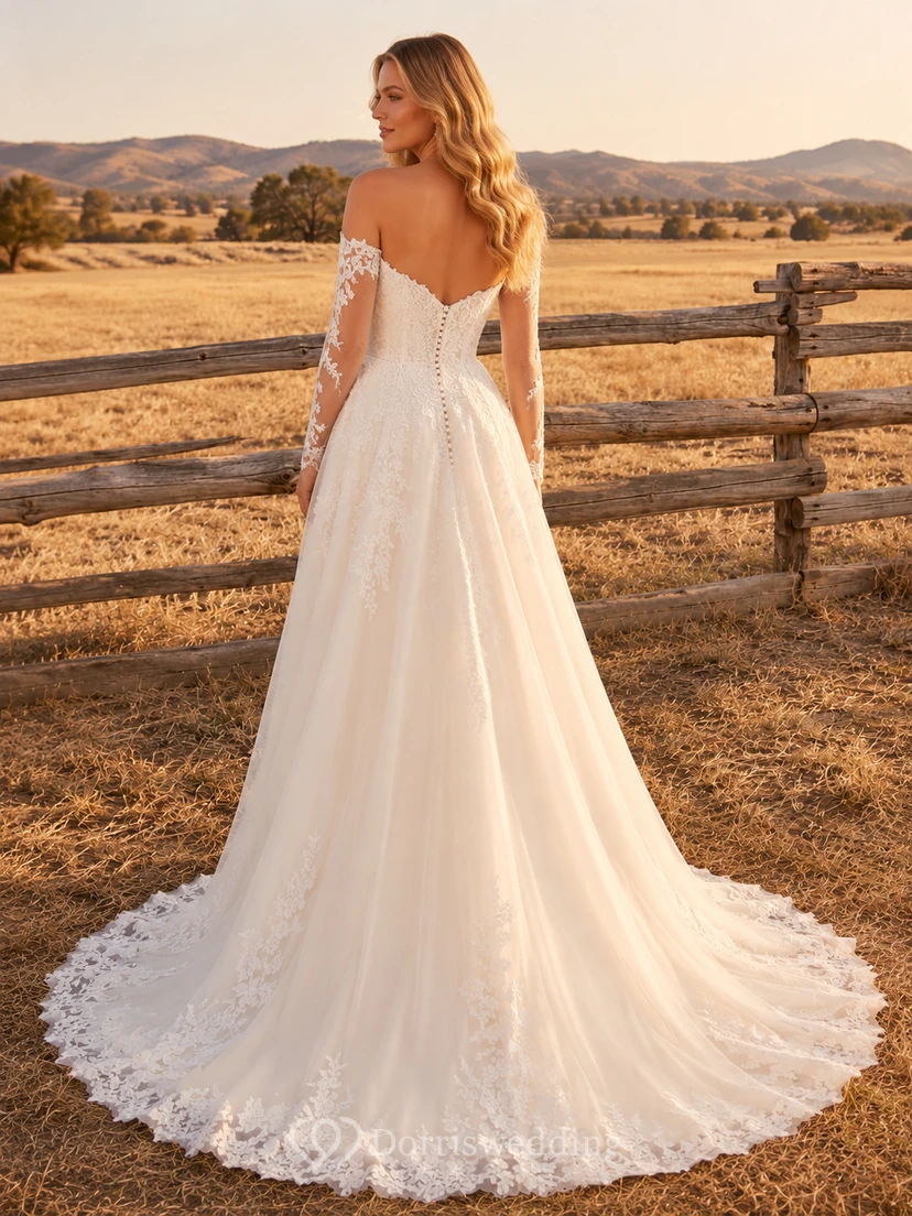 Robe de mariée champêtre en dentelle, coupe trapèze, épaules dénudées, traîne, dos nu en V view 2
