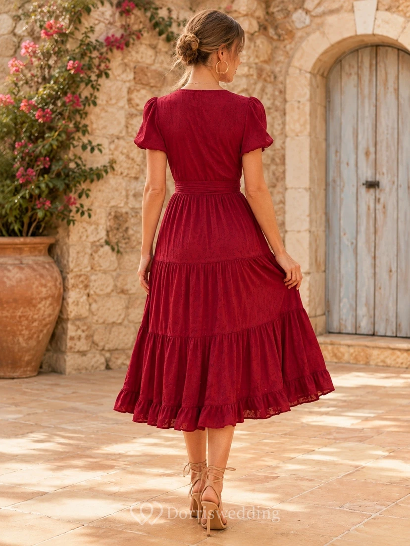 Vestido rojo de corte A con escote en V y mangas con volantes, largo hasta la rodilla. view 2