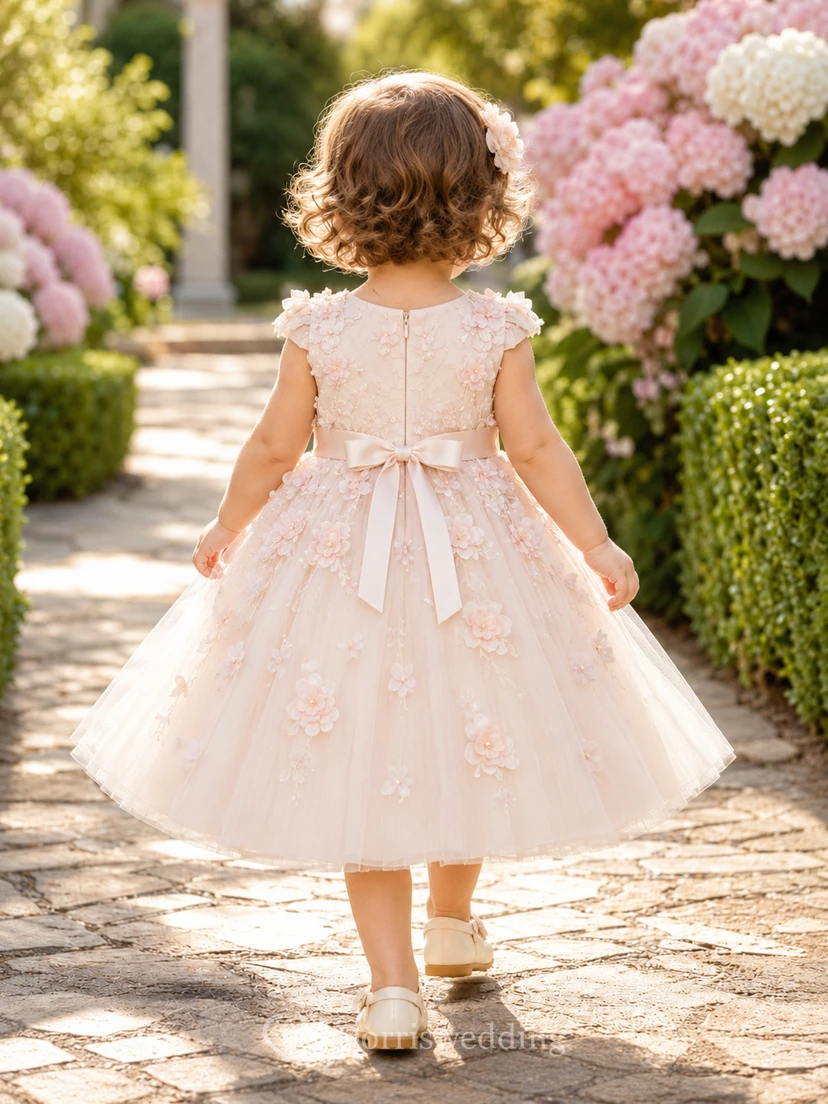 Robe de baptême rose poudré pour bébé, coupe trapèze, longueur thé, col rond, sans manches, tulle et dentelle, détails floraux 3D, application florale, ruban, ceinture à nœud, boutons au dos view 2