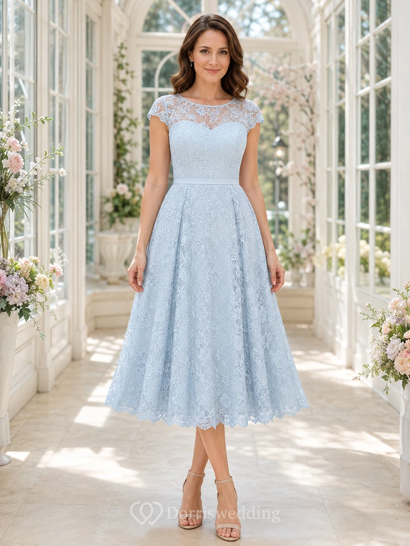 Robe de baptême bleu ciel à manches bateau et dentelle intégrale, coupe trapèze, longueur thé, entièrement en dentelle