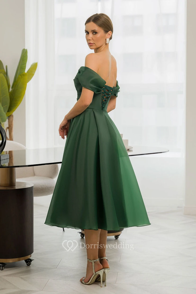 Vestido sencillo de gasa estilo imperio con hombros descubiertos y corte en A, largo hasta la rodilla. view 2
