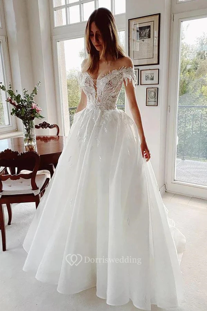 Adorable vestido de novia de corte A con tul, escote Bardot y encaje.