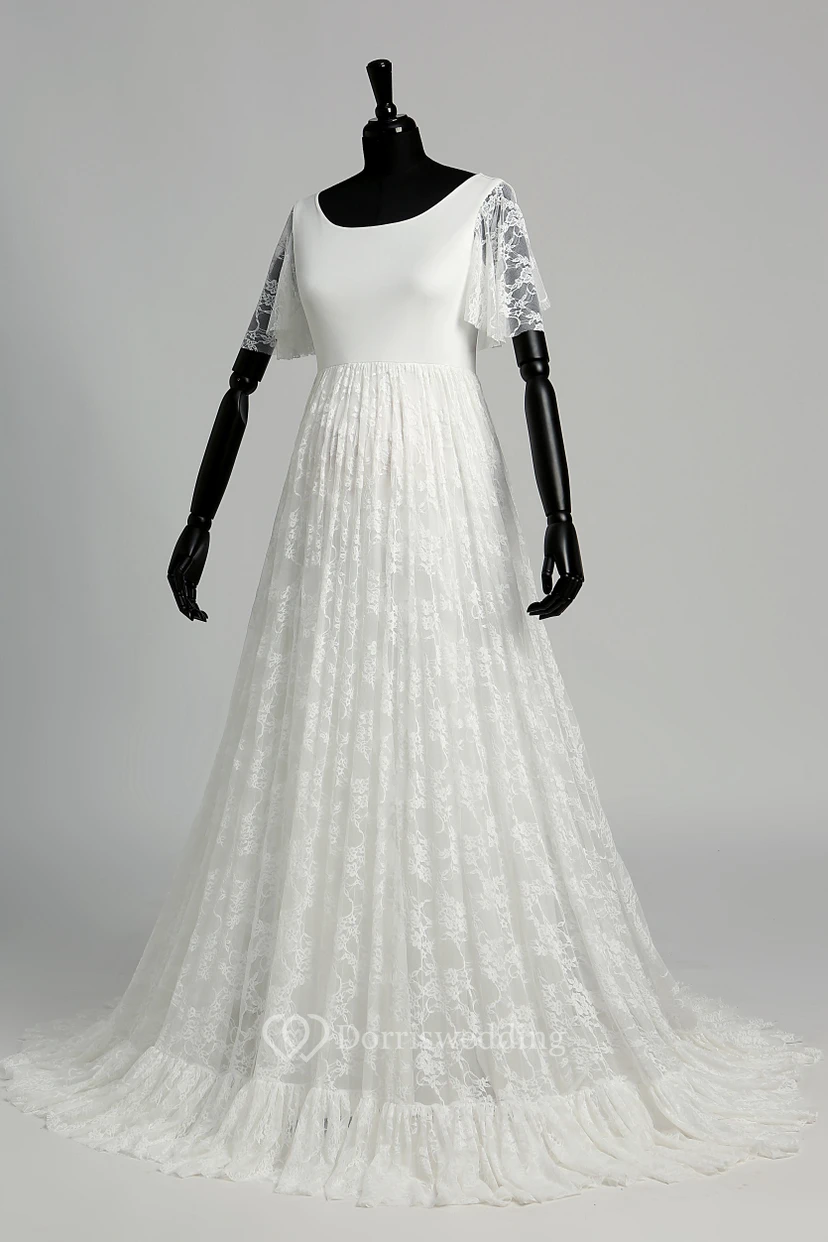 Robe de mariée en satin et dentelle, coupe trapèze, décolleté en V, manches courtes illusion, traîne courte. view 8