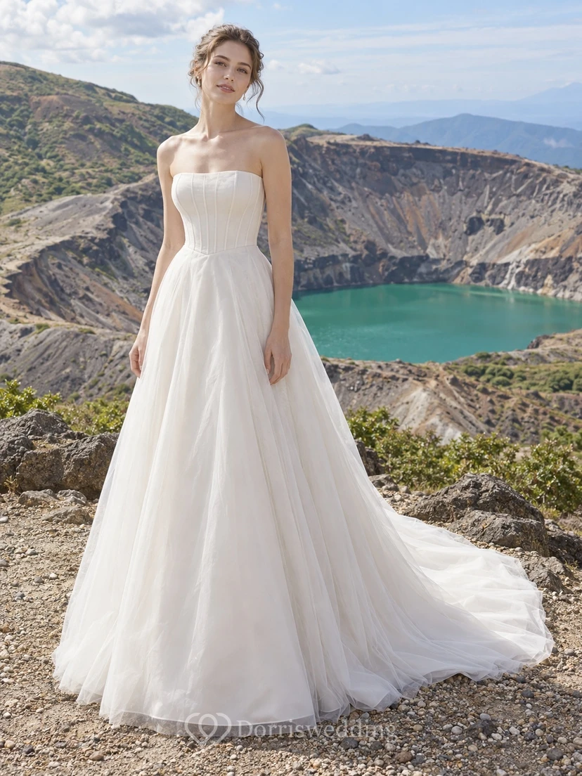 Schlichtes, trägerloses Brautkleid aus Tüll in A-Linie mit Schleppe