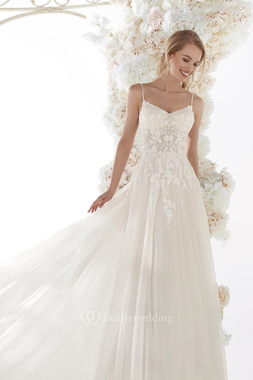 Robe de mariée vaporeuse et simple en tulle, dos nu, bretelles spaghetti, appliques de dentelle et fronces. view 2