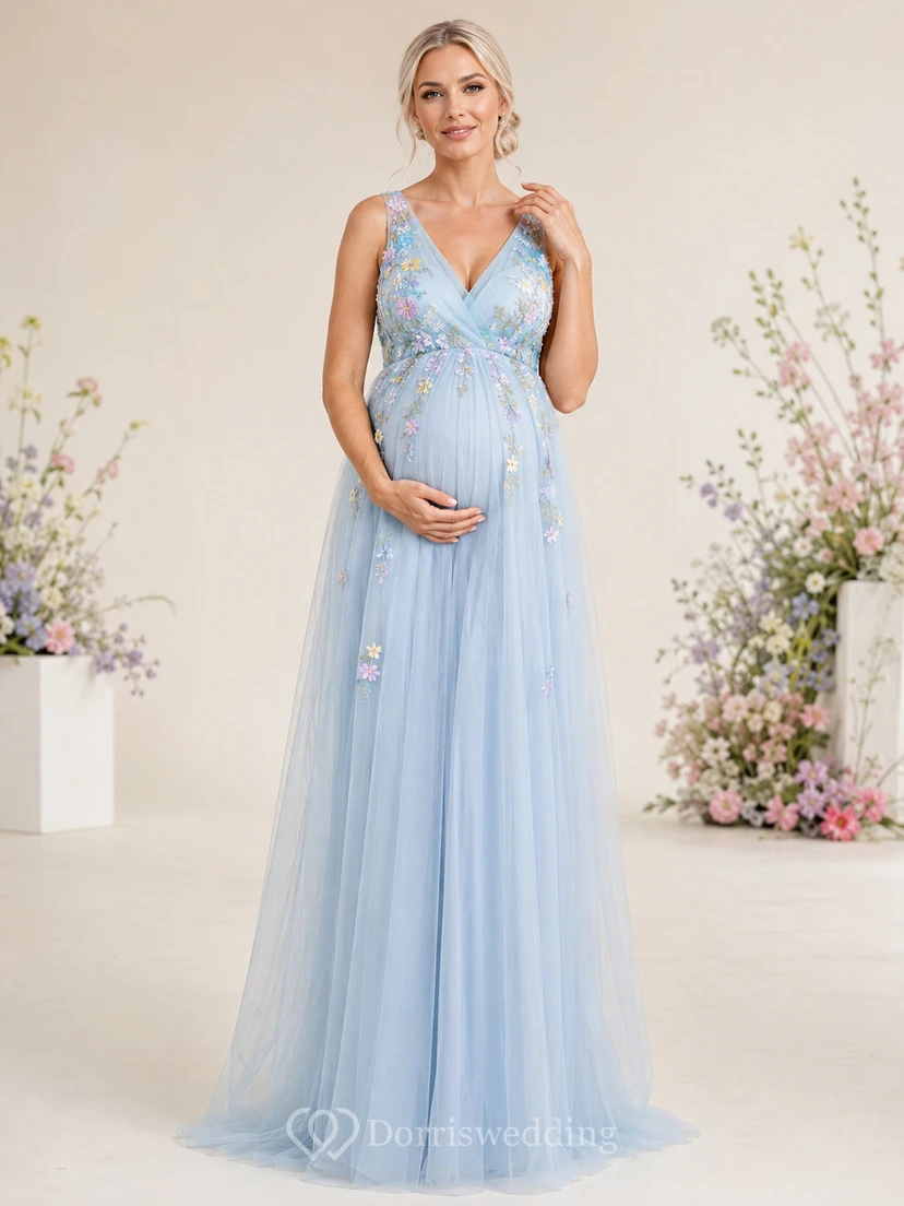 Robe de maternité bleu ciel à décolleté en V profond et applications florales multicolores en tulle, coupe trapèze, longueur au sol