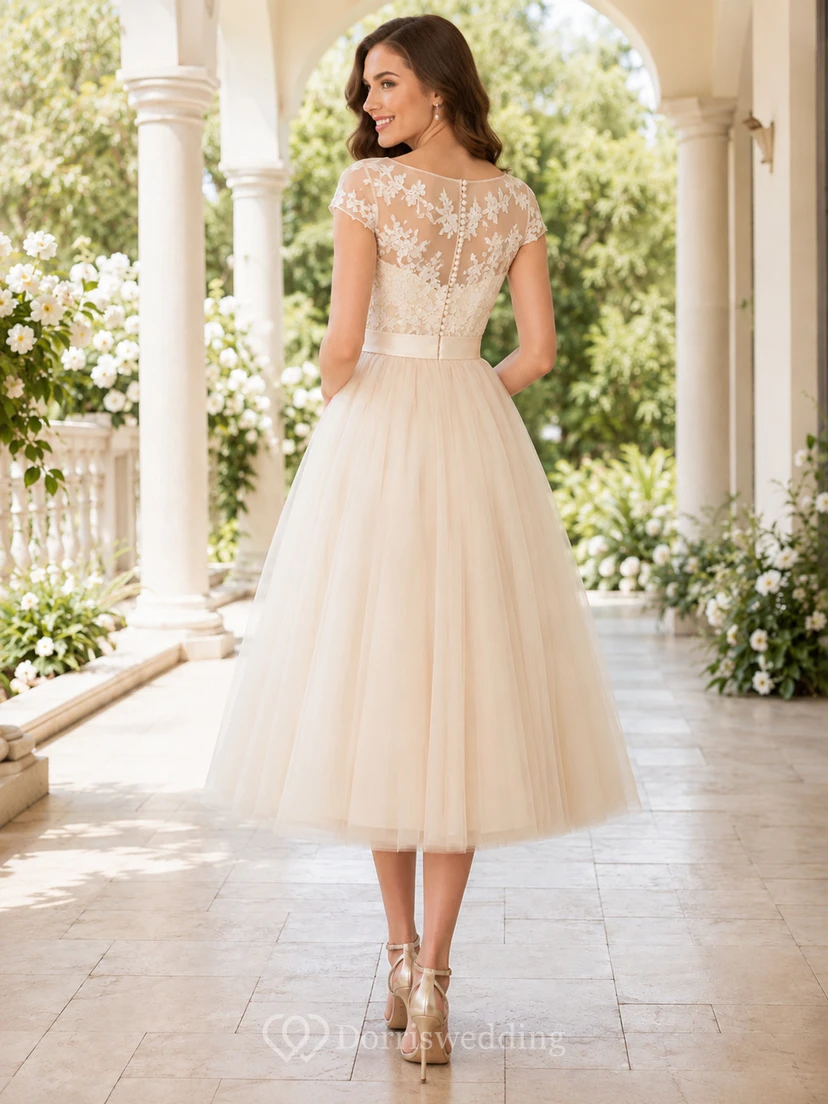 Robe de demoiselle d'honneur romantique coupe trapèze, style jardin, ornée de dentelle illusion et de motifs Champagne Bateau. view 2