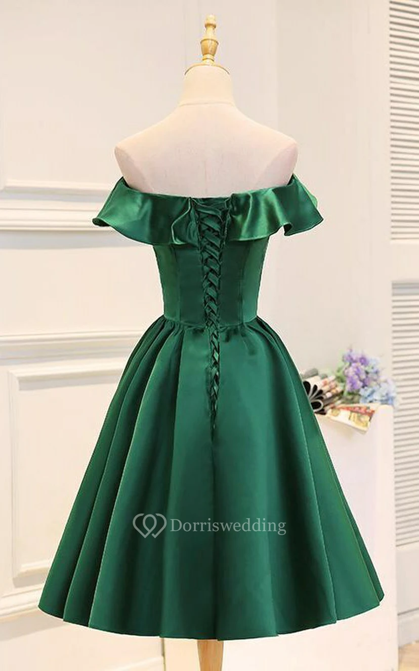 Vestido corto de satén plisado hasta la rodilla con hombros descubiertos view 4