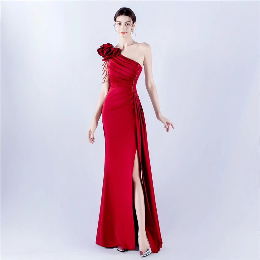 Vestido de noche de satén plisado con hombros descubiertos y escote alto, bordado a mano con cuentas y flores, para mujer. view 10