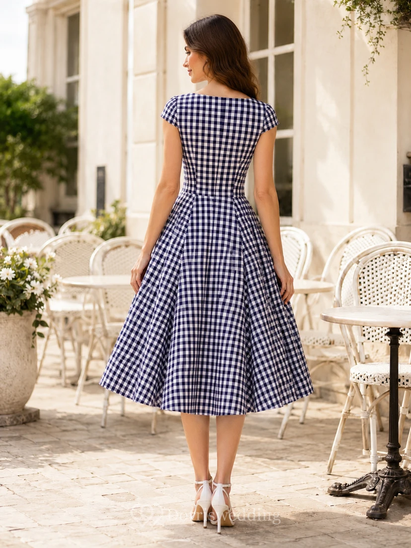 Robe cocktail vintage bleu marine à carreaux vichy, décolleté cœur, manches courtes trapèze, longueur thé view 2