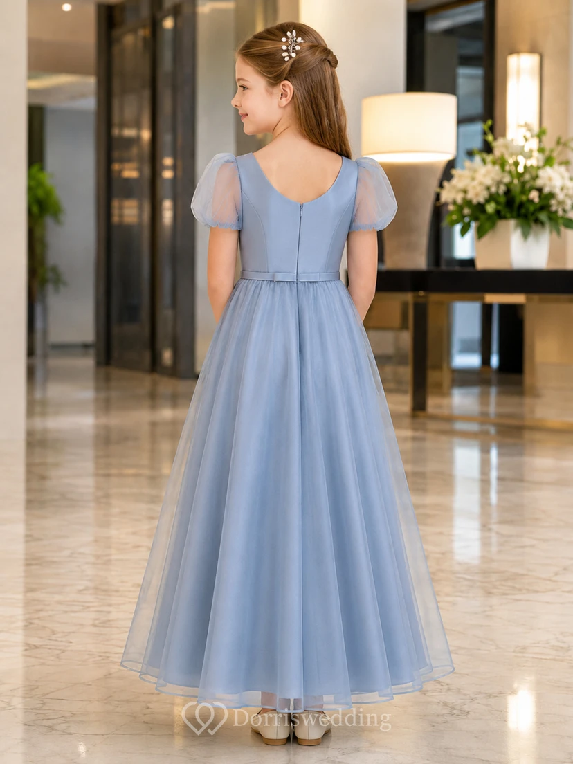 Robe de demoiselle d'honneur moderne et élégante bleu acier, coupe trapèze, en tulle, col rond, manches bouffantes, longueur au sol view 2