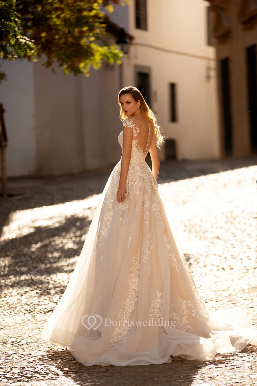 Romantisches champagnerfarbenes A-Linien-Brautkleid aus Spitze mit kurzen Ärmeln und V-Ausschnitt view 3